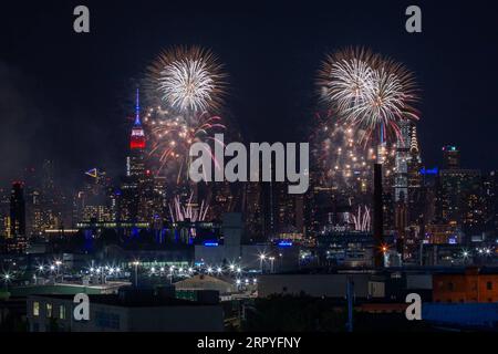 200630 -- NEW YORK, le 30 juin 2020 Xinhua -- des feux d'artifice explosent dans le ciel pour célébrer le prochain jour de l'indépendance à New York, aux États-Unis, le 29 juin 2020. Le spectacle annuel de feu d artifice de Macy du 4 juillet présente une série de petits spectacles inopinés dans chaque arrondissement de New York cette année pour empêcher les spectateurs de se rassembler pendant la pandémie de COVID-19. Photo Zhao Hailang/Xinhua États-Unis-NEW YORK-JOUR DE L'INDÉPENDANCE-FEUX D'ARTIFICE PUBLICATIONxNOTxINxCHN Banque D'Images