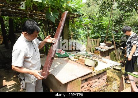 200630 -- HANGZHOU, le 30 juin 2020 -- Ma Yuesi L vérifie Guqin, un instrument de musique traditionnel chinois, chez lui dans le village de Yalan, dans le district de Yuhang, à Hangzhou, dans la province du Zhejiang, dans l'est de la Chine, le 30 juin 2020. Ma Yuesi, 58 ans, a choisi d'être un fabricant de Guqin quand il avait 24 ans. Au fil des ans, en tant qu’héritier du patrimoine culturel immatériel, Ma ne cesse d’améliorer ses compétences. Je n'ai jamais fait un Guqin parfait, dit-il, si un jour je le fais, je veux écrire un livre pour transmettre l'artisanat aux générations futures. CHINE-ZHEJIANG-HANGZHOU-GUQIN MAKER CN WENGXXINYANG PUBLICATIONXNOTXINXCHN Banque D'Images