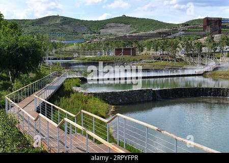 200630 -- ULANHOT, le 30 juin 2020 -- Un lac artificiel est vu au point pittoresque de la montagne Tianjun dans la ville d'Ulanhot, dans la région autonome de Mongolie intérieure du nord de la Chine, le 30 juin 2020. La montagne Tianjun, située dans la banlieue d'Ulanhot, était autrefois cratérisée et manquait de végétation en raison de l'extraction de pierres dans le temps passé. Ces dernières années, le gouvernement local s'est engagé dans la restauration écologique et a transformé la montagne aride en un lieu pittoresque pour stimuler le tourisme local. CHINE-MONGOLIE INTÉRIEURE-ULANHOT-RESTAURATION ÉCOLOGIQUE-MONTAGNE STÉRILE CN BEIXHE PUBLICATIONXNOTXINXCHN Banque D'Images