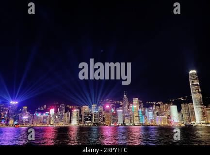 200630 -- HONG KONG, le 30 juin 2020 -- la photo prise le 12 juin 2020 montre la vue nocturne du port Victoria à Hong Kong, dans le sud de la Chine. POUR ALLER AVEC XINHUA TITRES DU 30 JUIN 2020 CHINE-HONG KONG-SÉCURITÉ NATIONALE-LOI CN WANGXSHEN PUBLICATIONXNOTXINXCHN Banque D'Images