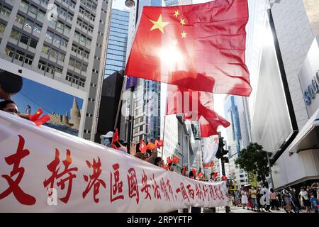200630 -- HONG KONG, le 30 juin 2020 -- les citoyens de Hong Kong célèbrent l adoption de la loi de la République populaire de Chine sur la sauvegarde de la sécurité nationale dans la région administrative spéciale de Hong Kong, à Causeway Bay, dans le sud de la Chine, Hong Kong, le 30 juin 2020. POUR ALLER AVEC XINHUA TITRES DU 30 JUIN 2020 CHINE-HONG KONG-SÉCURITÉ NATIONALE-LOI CN WANGXSHEN PUBLICATIONXNOTXINXCHN Banque D'Images
