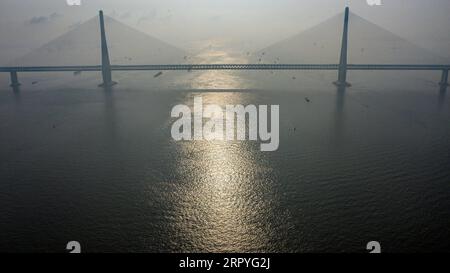 200701 -- PÉKIN, le 1 juillet 2020 -- une photo aérienne prise le 30 juin 2020 montre une vue du pont reliant Nantong et Zhangjiagang dans la province du Jiangsu, dans l'est de la Chine. Le pont est un pont à haubans rail-route et sera ouvert à la circulation le 1 juillet. PHOTOS XINHUA DU JOUR LixBo PUBLICATIONxNOTxINxCHN Banque D'Images