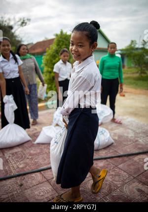 200701 -- PHNOM PENH, le 1 juillet 2020 Xinhua -- Une fille reçoit de la nourriture dans la province centrale de Kampong Thom, au Cambodge, le 30 juin 2020. Le Programme alimentaire mondial PAM, en collaboration avec le ministère cambodgien de l’éducation, de la Jeunesse et des Sports MoEYS, a distribué de la nourriture aux ménages pauvres au Cambodge, qui ont été durement touchés par l’épidémie de COVID-19, a déclaré mercredi un communiqué de presse conjoint. WFP/Distribution via Xinhua CAMBODIA-WFP-FOOD-DISTRIBUTION PUBLICATIONxNOTxINxCHN Banque D'Images