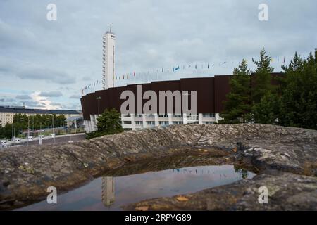 Stade olympique d'Helsinki avec réflexion de flaques d'eau. Helsinki, Finlande. 8 juillet 2023. Banque D'Images