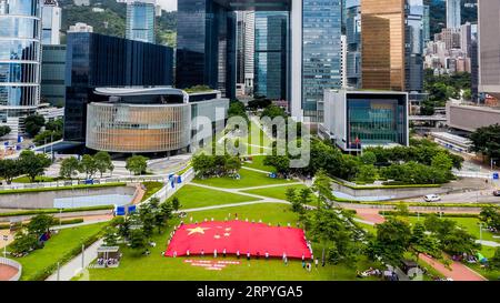 200701 -- PÉKIN, le 1 juillet 2020 Xinhua -- une photo aérienne prise le 25 juin 2020 montre des citoyens affichant le drapeau national de la Chine dans le parc Tamar à Hong Kong, dans le sud de la Chine. POUR ALLER AVEC LES TITRES XINHUA DU 1 JUILLET 2020 XINHUA CHINE-HONG KONG-ANNIVERSAIRE-CÉLÉBRATION CN PUBLICATIONXNOTXINXCHN Banque D'Images