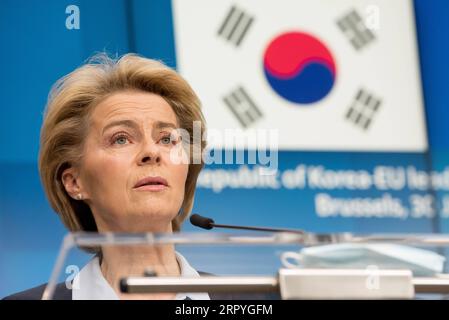 200701 -- BRUXELLES, le 1 juillet 2020 Xinhua -- la présidente de la Commission européenne Ursula von der Leyen prend la parole lors d'une conférence de presse à la suite de la vidéoconférence entre la République de Corée et les dirigeants de l'UE au siège de l'UE à Bruxelles, en Belgique, le 30 juin 2020. Union européenne/document via Xinhua BELGIUM-BRUSSELS-eu-LEADERS-ROK-VIDEO CONFERNCE PUBLICATIONxNOTxINxCHN Banque D'Images