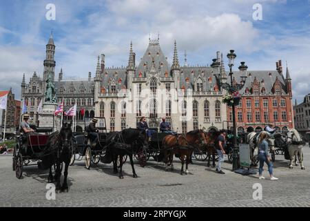 200702 -- BRUGES, le 2 juillet 2020 -- des courses hippiques attendent des clients à Bruges, Belgique, le 1 juillet 2020. La Belgique est entrée dans la phase 4 des mesures de déconfinement le 1 juillet, comme annoncé par la première ministre Sophie Wilmes le 24 juin. BELGIQUE-BRUGES-COVID-19-TOURISME ZhengxHuansong PUBLICATIONxNOTxINxCHN Banque D'Images