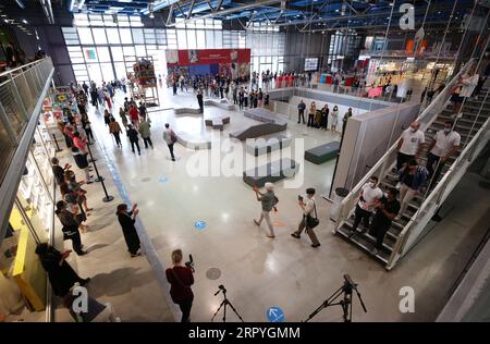 200702 -- PARIS, le 2 juillet 2020 -- les membres du personnel applaudissent le premier groupe de visiteurs au Centre Pompidou lors de sa réouverture à Paris, France, le 1 juillet 2020. Après plus de trois mois de fermeture en raison de la pandémie de coronavirus, le Centre Pompidou a rouvert au public mercredi. Les visiteurs doivent réserver un créneau horaire et réserver des billets sur le site Web. Les masques faciaux sont obligatoires pour les visiteurs de plus de 11 ans. Les mesures d’hygiène et les règles de distanciation sociale doivent être respectées lors de la visite. FRANCE-PARIS-POMPIDOU CENTRE-RÉOUVERTURE GaoxJing PUBLICATIONxNOTxINxCHN Banque D'Images