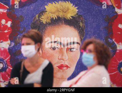 200702 -- PARIS, le 2 juillet 2020 -- des membres du personnel portant des masques faciaux sont vus au Centre Pompidou le jour de sa réouverture à Paris, France, le 1 juillet 2020. Après plus de trois mois de fermeture en raison de la pandémie de coronavirus, le Centre Pompidou a rouvert au public mercredi. Les visiteurs doivent réserver un créneau horaire et réserver des billets sur le site Web. Les masques faciaux sont obligatoires pour les visiteurs de plus de 11 ans. Les mesures d’hygiène et les règles de distanciation sociale doivent être respectées lors de la visite. FRANCE-PARIS-POMPIDOU CENTRE-RÉOUVERTURE GaoxJing PUBLICATIONxNOTxINxCHN Banque D'Images