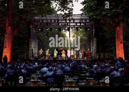 200703 -- VIENNE, le 3 juillet 2020 Xinhua -- des spectateurs regardent la représentation au Théâtre dans le Parc de Vienne, Autriche, le 1 juillet 2020. Les événements culturels estivaux de Vienne reprennent avec l assouplissement des restrictions liées à la COVID-19. Markus Wache/document via Xinhua AUSTRIA-VIENNA-THEATER PUBLICATIONxNOTxINxCHN Banque D'Images