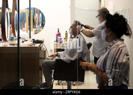 200707 -- SAO PAULO, 7 juillet 2020 Xinhua -- Une cliente se fait couper les cheveux dans un salon de coiffure à Sao Paulo, Brésil, le 6 juillet 2020. Le nombre de décès dus au COVID-19 au Brésil a dépassé 65 000 lundi après que 620 patients supplémentaires soient décédés au cours des 24 heures précédentes, portant le total à 65 487, a déclaré le ministère de la Santé. Le nombre total de personnes testées positives pour le nouveau coronavirus depuis le début de l’épidémie est passé à 1 623 284, après une augmentation quotidienne de 20 229 cas. Str/Xinhua BRÉSIL-SAO PAULO-COVID-19-CAS PUBLICATIONxNOTxINxCHN Banque D'Images