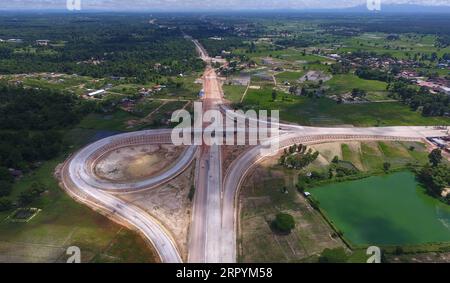 200708 -- VIENTIANE, le 8 juillet 2020 -- une photo aérienne prise le 6 juillet 2020 montre la section Vientiane-Vangvieng de la voie express Chine-Laos en construction à Vientiane, au Laos. La voie express Chine-Laos est co-développée par China Yunnan Construction and Investment Holding Group YCIH et le ministère lao de la planification et de l'investissement. La voie express en construction de Vientiane à Vangvieng s'étend sur 109,1 km. L'autoroute à quatre voies sauvera la visite de Vientiane à Vangvieng pendant 2,5 heures après la fin, avec seulement 1,5 heures de route. Photo de /Xinhua LAOS-VIENTIANE-VANGVIENG-EXPRESSWAY-CONSTRUCTION CN Banque D'Images