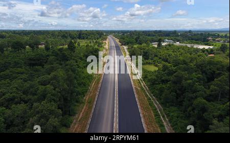 200708 -- VIENTIANE, le 8 juillet 2020 -- une photo aérienne prise le 6 juillet 2020 montre la section Vientiane-Vangvieng de la voie express Chine-Laos en construction à Vientiane, au Laos. La voie express Chine-Laos est co-développée par China Yunnan Construction and Investment Holding Group YCIH et le ministère lao de la planification et de l'investissement. La voie express en construction de Vientiane à Vangvieng s'étend sur 109,1 km. L'autoroute à quatre voies sauvera la visite de Vientiane à Vangvieng pendant 2,5 heures après la fin, avec seulement 1,5 heures de route. Photo de /Xinhua LAOS-VIENTIANE-VANGVIENG-EXPRESSWAY-CONSTRUCTION CN Banque D'Images