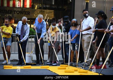 200710 -- PÉKIN, le 10 juillet 2020 -- le maire de New York, Bill de Blasio 3rd L, aide à peindre une fresque murale Black Lives Matter devant la Trump Tower à New York, aux États-Unis, le 9 juillet 2020. Une murale jaune géante Black Lives Matter a été peinte jeudi sur la Cinquième Avenue de New York, juste en face de la Trump Tower, un gratte-ciel qui sert de siège à l'Organisation Trump. /Distribuer via Xinhua XINHUA PHOTOS DU JOUR EdxReed/MayoralxPhotographyxOffice PUBLICATIONxNOTxINxCHN Banque D'Images