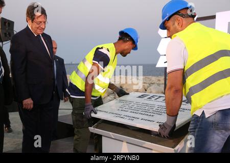 200709 -- LIMASSOL CHYPRE, le 9 juillet 2020 -- le président chypriote Nicos Anastasiades L, Front assiste à une cérémonie de pose des fondations des installations de gaz naturel liquéfié GNL à Limassol, Chypre, le 9 juillet 2020. Les installations de GNL au gaz naturel liquéfié actuellement construites par une entreprise chinoise sont le plus grand projet énergétique jamais entrepris à Chypre, a déclaré jeudi le président Nicos Anastasiades. CHYPRE-LIMASSOL-PRÉSIDENT-TERMINAL GNL-ENTREPRISE CHINOISE-PROJET ÉNERGÉTIQUE ZHANGXBAOPING PUBLICATIONXNOTXINXCHN Banque D'Images