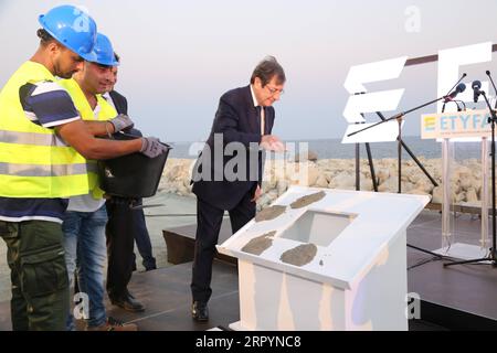 200709 -- LIMASSOL CHYPRE, le 9 juillet 2020 -- le président chypriote Nicos Anastasiades 1st R assiste à une cérémonie de pose des fondations des installations de gaz naturel liquéfié GNL à Limassol, Chypre, le 9 juillet 2020. Les installations de GNL au gaz naturel liquéfié actuellement construites par une entreprise chinoise sont le plus grand projet énergétique jamais entrepris à Chypre, a déclaré jeudi le président Nicos Anastasiades. CHYPRE-LIMASSOL-PRÉSIDENT-TERMINAL GNL-ENTREPRISE CHINOISE-PROJET ÉNERGÉTIQUE ZHANGXBAOPING PUBLICATIONXNOTXINXCHN Banque D'Images