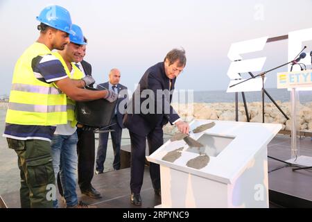 200709 -- LIMASSOL CHYPRE, le 9 juillet 2020 -- le président chypriote Nicos Anastasiades 1st R assiste à une cérémonie de pose des fondations des installations de gaz naturel liquéfié GNL à Limassol, Chypre, le 9 juillet 2020. Les installations de GNL au gaz naturel liquéfié actuellement construites par une entreprise chinoise sont le plus grand projet énergétique jamais entrepris à Chypre, a déclaré jeudi le président Nicos Anastasiades. CHYPRE-LIMASSOL-PRÉSIDENT-TERMINAL GNL-ENTREPRISE CHINOISE-PROJET ÉNERGÉTIQUE ZHANGXBAOPING PUBLICATIONXNOTXINXCHN Banque D'Images