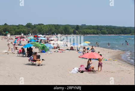 200710 -- TORONTO, le 10 juillet 2020 -- les gens profitent de leurs loisirs sur une plage du lac Ontario pendant une vague de chaleur à Toronto, Canada, le 10 juillet 2020. La température à Toronto a marqué le neuvième jour consécutif de températures supérieures à 30 degrés Celsius vendredi. Photo de /Xinhua CANADA-TORONTO-HEAT WAVE ZouxZheng PUBLICATIONxNOTxINxCHN Banque D'Images
