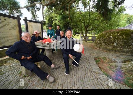 200711 -- FUZHOU, le 11 juillet 2020 -- des villageois se préparent pour un rituel funéraire pour la carpe décédée dans le village de Puyuan, canton de Puyuan, comté de Zhouning, province du Fujian au sud-est de la Chine, le 4 juillet 2020. À première vue, Puyuan Village ne semble pas différent des autres villages historiques en Chine. Mais c'est le poisson de carpe dans un ruisseau local, connu sous le nom de Carp Brook, qui rend le village spécial. Le village de Puyuan couvre une superficie de 9,2 kilomètres carrés et a une population d'environ 6 200. Provenant de la montagne Ziyun, plusieurs ruisseaux convergent dans le ruisseau Carp de 3 000 mètres de long, avec 800 mètres de long Banque D'Images