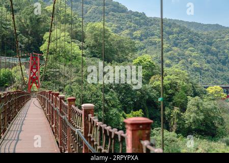 Forêt verte du district de Wulai et pont fluvial à New Taipei City, Taiwan Banque D'Images