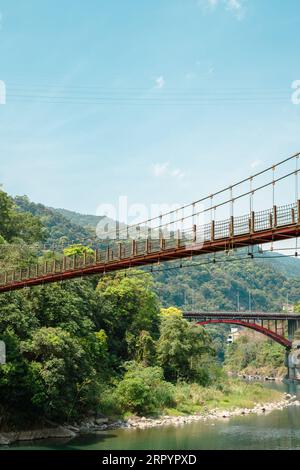 Forêt verte du district de Wulai et pont fluvial à New Taipei City, Taiwan Banque D'Images