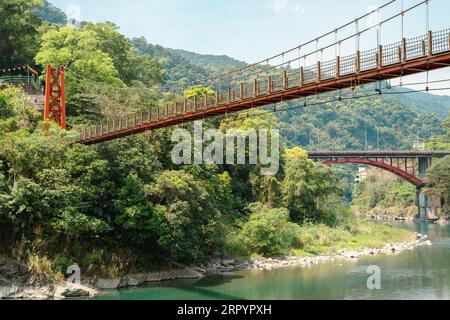 Forêt verte du district de Wulai et pont fluvial à New Taipei City, Taiwan Banque D'Images