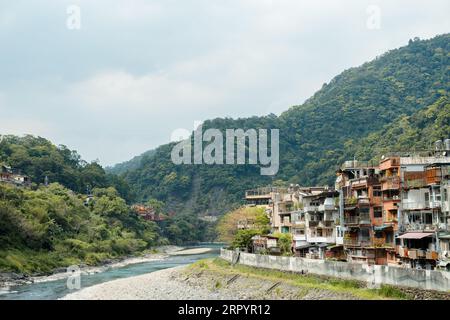 Village de sources chaudes au bord de la rivière Wulai dans la ville de New Taipei, Taiwan Banque D'Images