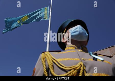 200713 -- NUR-SULTAN, 13 juillet 2020 Xinhua -- Un drapeau national kazakh flotte en Berne pour pleurer les victimes du COVID-19 au parc commémoratif ethno Atameken à Nur-Sultan, Kazakhstan, le 13 juillet 2020. Lundi, le Kazakhstan a pleuré des citoyens décédés du COVID-19 un jour de deuil national. À 12 h, heure locale 0600 h GMT, le pays a observé une minute de silence pour rendre hommage aux victimes du COVID-19. Les drapeaux des gouvernements central et local et des missions diplomatiques étrangères volaient en Berne pour pleurer les victimes. Les chaînes de télévision ont suspendu la diffusion de programmes de divertissement tandis que les sites Web de nouveaux Banque D'Images