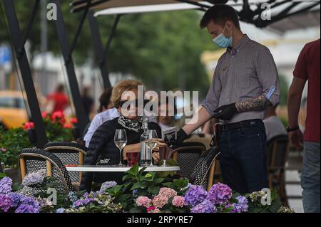 200713 -- MOSCOU, le 13 juillet 2020 Xinhua -- Un serveur portant un masque facial et des gants sert un client dans un café à Moscou, en Russie, le 13 juillet 2020. La Russie a enregistré 6 537 nouveaux cas de COVID-19 au cours des dernières 24 heures, portant son total à 733 699, a déclaré le centre de réponse COVID-19 du pays dans un communiqué lundi. Xinhua/Evgeny Sinitsyn RUSSIE-MOSCOU-COVID-19-CAS PUBLICATIONxNOTxINxCHN Banque D'Images