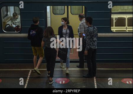 200713 -- MOSCOU, le 13 juillet 2020 Xinhua -- Une femme portant un masque facial descend d'un train de métro à une station de Moscou, en Russie, le 13 juillet 2020. La Russie a enregistré 6 537 nouveaux cas de COVID-19 au cours des dernières 24 heures, portant son total à 733 699, a déclaré le centre de réponse COVID-19 du pays dans un communiqué lundi. Xinhua/Evgeny Sinitsyn RUSSIE-MOSCOU-COVID-19-CAS PUBLICATIONxNOTxINxCHN Banque D'Images