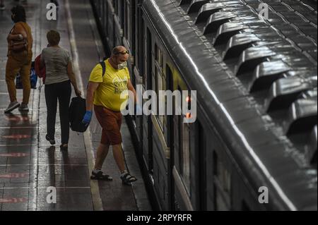 200713 -- MOSCOU, le 13 juillet 2020 Xinhua -- Un homme portant un masque facial et des gants monte dans un train de métro à une station de Moscou, en Russie, le 13 juillet 2020. La Russie a enregistré 6 537 nouveaux cas de COVID-19 au cours des dernières 24 heures, portant son total à 733 699, a déclaré le centre de réponse COVID-19 du pays dans un communiqué lundi. Xinhua/Evgeny Sinitsyn RUSSIE-MOSCOU-COVID-19-CAS PUBLICATIONxNOTxINxCHN Banque D'Images