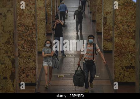 200713 -- MOSCOU, le 13 juillet 2020 Xinhua -- des personnes portant des masques défilent dans une station de métro à Moscou, en Russie, le 13 juillet 2020. La Russie a enregistré 6 537 nouveaux cas de COVID-19 au cours des dernières 24 heures, portant son total à 733 699, a déclaré le centre de réponse COVID-19 du pays dans un communiqué lundi. Xinhua/Evgeny Sinitsyn RUSSIE-MOSCOU-COVID-19-CAS PUBLICATIONxNOTxINxCHN Banque D'Images