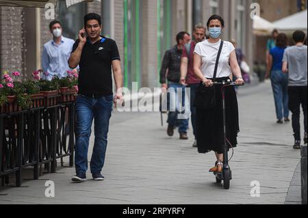 200713 -- MOSCOU, le 13 juillet 2020 Xinhua -- Une femme portant un masque facial conduit un scooter à Moscou, en Russie, le 13 juillet 2020. La Russie a enregistré 6 537 nouveaux cas de COVID-19 au cours des dernières 24 heures, portant son total à 733 699, a déclaré le centre de réponse COVID-19 du pays dans un communiqué lundi. Xinhua/Evgeny Sinitsyn RUSSIE-MOSCOU-COVID-19-CAS PUBLICATIONxNOTxINxCHN Banque D'Images