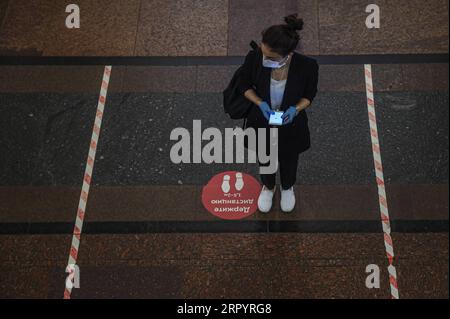 200713 -- MOSCOU, le 13 juillet 2020 Xinhua -- Une femme portant un masque facial et des gants se tient à côté d'une marque de distanciation sociale dans une station de métro à Moscou, en Russie, le 13 juillet 2020. La Russie a enregistré 6 537 nouveaux cas de COVID-19 au cours des dernières 24 heures, portant son total à 733 699, a déclaré le centre de réponse COVID-19 du pays dans un communiqué lundi. Xinhua/Evgeny Sinitsyn RUSSIE-MOSCOU-COVID-19-CAS PUBLICATIONxNOTxINxCHN Banque D'Images