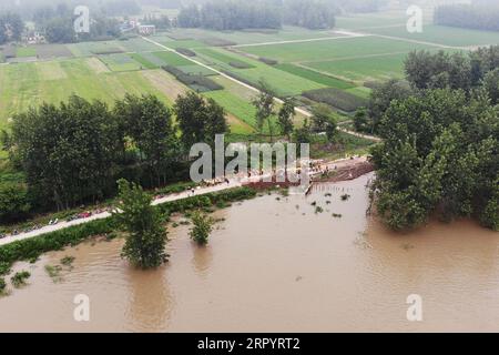 200714 -- ZONGYANG, le 14 juillet 2020 -- une photo aérienne montre des personnes bloquant une canalisation sur le remblai d'une île fluviale dans le canton de Changsha, dans le comté de Zongyang, dans l'est de la Chine, dans la province d'Anhui, le 14 juillet 2020. Les responsables locaux et les résidents de la municipalité de Changsha luttent contre la tuyauterie de remblai de l'île-rivière déclenchée par la montée croissante des eaux du fleuve Yangtze. Tous les résidents de l'île ont été relogés en lieu sûr. CHINA-ANHUI-ZONGYANG-FLOOD CONTROL CN HUANGXBOHAN PUBLICATIONXNOTXINXCHN Banque D'Images