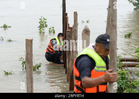 200714 -- ZONGYANG, le 14 juillet 2020 -- des villageois tentent de bloquer la tuyauterie sur le remblai d'une île fluviale dans le canton de Changsha, dans le comté de Zongyang, dans l'est de la province d'Anhui, le 14 juillet 2020. Les responsables locaux et les résidents de la municipalité de Changsha luttent contre la tuyauterie de remblai de l'île-rivière déclenchée par la montée croissante des eaux du fleuve Yangtze. Tous les résidents de l'île ont été relogés en lieu sûr. CHINA-ANHUI-ZONGYANG-FLOOD CONTROL CN HUANGXBOHAN PUBLICATIONXNOTXINXCHN Banque D'Images