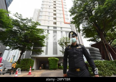 200715 -- BANGKOK, le 15 juillet 2020 -- Un policier est en service à proximité d'un immeuble résidentiel où une fille d'un diplomate soudanais avait été testée positive au COVID-19, à Bangkok, Thaïlande, le 14 juillet 2020. Le cas récent de deux étrangers qui ont été autorisés à entrer en Thaïlande et qui ont ensuite été testés positifs au COVID-19 a incité le gouvernement thaïlandais à réviser ses mesures sur l’octroi d’une autorisation d’entrée à certains groupes d’étrangers. Un officier militaire égyptien et une fille d’un diplomate soudanais ont été trouvés séparément cette semaine infectés par le virus COVID-19. THAÏLANDE-BANGKOK-COVID-19 Banque D'Images