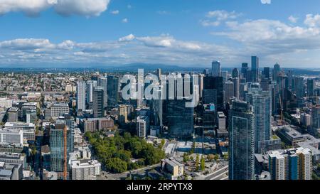 Seattle, WA, États-Unis. 5 septembre 2023. Vue aérienne de Seattle, Washington. C'est une ville portuaire sur la côte ouest des États-Unis. C'est la ville la plus peuplée de l'État de Washington et de la région nord-ouest du Pacifique en Amérique du Nord. (Image de crédit : © Walter G Arce SR Grindstone Medi/ASP) USAGE ÉDITORIAL SEULEMENT! Non destiné à UN USAGE commercial ! Banque D'Images