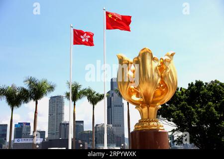 200717 -- HONG KONG, le 17 juillet 2020 -- une photo prise le 14 juillet 2020 montre la place Golden Bauhinia dans le sud de la Chine, Hong Kong, le 14 juillet 2020. Hong Kong a connu une résurgence des cas de COVID-19 au cours des dernières semaines, ce qui a incité le gouvernement à intensifier à nouveau ses efforts de prévention et de contrôle, y compris le port obligatoire du masque dans les transports publics et la fermeture de certains lieux de divertissement. CHINE-HONG KONG-COVID-19-VIE QUOTIDIENNE CN WUXXIAOCHU PUBLICATIONXNOTXINXCHN Banque D'Images