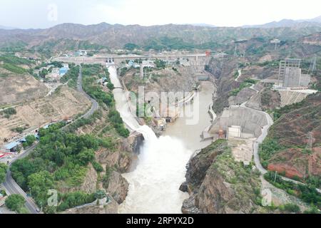 200717 -- YONGJING, le 17 juillet 2020 Xinhua -- une photo aérienne prise le 17 juillet 2020 montre de l'eau jaillissant des écluses du réservoir de la gorge de Liujia dans la province du Gansu du nord-ouest de la Chine. La hausse des niveaux d'eau dans les tronçons supérieurs du fleuve jaune a entraîné une augmentation de l'afflux dans le réservoir de la gorge de Liujia, et le réservoir a ouvert des déversoirs pour évacuer les eaux de crue pour la troisième fois cette année. Photo de Zhang Yun/Xinhua CHINA-GANSU-YELLOW RIVER-LIUJIA GORGE-CRUE DÉCHARGE CN PUBLICATIONxNOTxINxCHN Banque D'Images