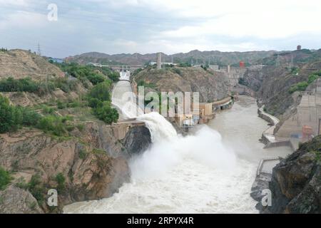 200717 -- YONGJING, le 17 juillet 2020 Xinhua -- une photo aérienne prise le 17 juillet 2020 montre de l'eau jaillissant des écluses du réservoir de la gorge de Liujia dans la province du Gansu du nord-ouest de la Chine. La hausse des niveaux d'eau dans les tronçons supérieurs du fleuve jaune a entraîné une augmentation de l'afflux dans le réservoir de la gorge de Liujia, et le réservoir a ouvert des déversoirs pour évacuer les eaux de crue pour la troisième fois cette année. Photo de Zhang Yun/Xinhua CHINA-GANSU-YELLOW RIVER-LIUJIA GORGE-CRUE DÉCHARGE CN PUBLICATIONxNOTxINxCHN Banque D'Images