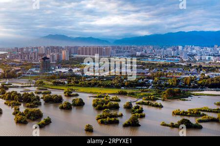 200718 -- HANZHONG, 18 juillet 2020 -- une photo aérienne prise le 17 juillet 2020 montre une vue de la zone humide de Hanjiang dans la ville de Hanzhong, dans le nord-ouest de la province du Shaanxi. CHINE-SHAANXI-HANJIANG RIVIÈRE-ZONE HUMIDE CN TAOXMING PUBLICATIONXNOTXINXCHN Banque D'Images