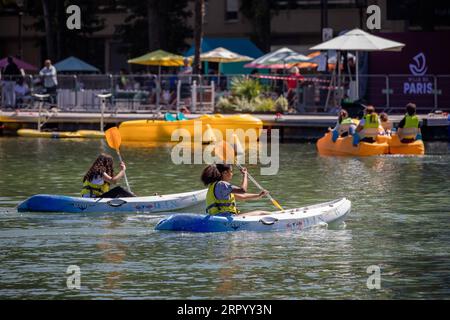 200718 -- PARIS, le 18 juillet 2020 Xinhua -- les gens aiment faire du kayak sur le bassin de la Villette lors de l'événement Paris plages à Paris, France, le 18 juillet 2020. L’événement plage de la ville de Paris plages se tient du 18 juillet au 30 août, proposant des événements et des activités sur les bords de Seine et le bassin de la Villette. Photo Aurelien Morissard/Xinhua FRANCE-PARIS-PARIS PLAGES PUBLICATIONxNOTxINxCHN Banque D'Images