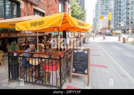 200718 -- TORONTO, le 18 juillet 2020 -- les gens dînent sur la terrasse d'un restaurant à Toronto, Canada, le 18 juillet 2020. La ville de Toronto a lancé un programme appelé Cafeto en juillet pour permettre aux restaurants et aux bars d’agrandir leur terrasse afin de servir plus de clients en toute sécurité pendant la pandémie de COVID-19. Photo de /Xinhua CANADA-TORONTO-COVID-19-RESTAURANTS-PATIOS ZouxZheng PUBLICATIONxNOTxINxCHN Banque D'Images