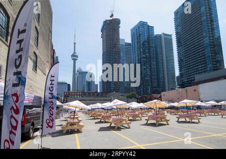 200718 -- TORONTO, le 18 juillet 2020 -- la terrasse d'un restaurant est vue sur un stationnement à Toronto, Canada, le 18 juillet 2020. La ville de Toronto a lancé un programme appelé Cafeto en juillet pour permettre aux restaurants et aux bars d’agrandir leur terrasse afin de servir plus de clients en toute sécurité pendant la pandémie de COVID-19. Photo de /Xinhua CANADA-TORONTO-COVID-19-RESTAURANTS-PATIOS ZouxZheng PUBLICATIONxNOTxINxCHN Banque D'Images