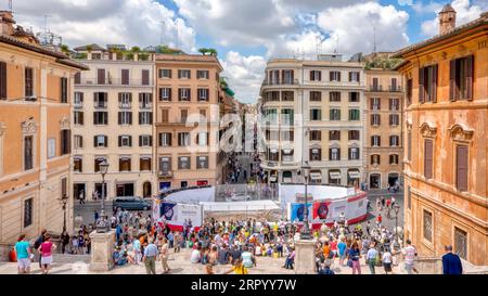 Rome, Italie - 18 juin 2014 : les touristes se sont rassemblés près de la Fontana della Barcaccia, clôturée pour restauration, au pied de la place d'Espagne. Banque D'Images