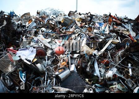 Énorme pile de déchets différents dans la cour de l'usine de recyclage Banque D'Images