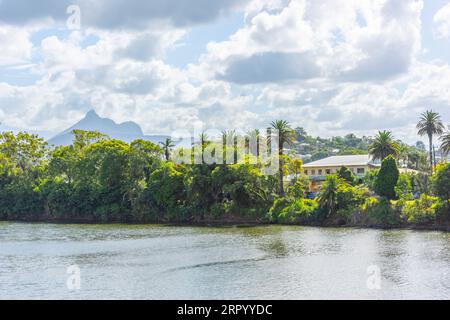 Vue du mont Warning aka Wollumbin depuis le pont sur la rivière Tweed à Murwillumbah dans le nord de la Nouvelle-Galles du Sud, Australie Banque D'Images