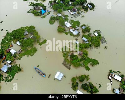 200720 -- FARIDPUR, 20 juillet 2020 Xinhua -- une photo aérienne montre des maisons touchées par les inondations à Faridpur, Bangladesh, le 19 juillet 2020. Les inondations déclenchées par de fortes pluies saisonnières et l'afflux d'eau des collines se sont aggravées à nouveau dans certaines parties du Bangladesh, y compris dans le district central de Faridpur, à quelque 101 kilomètres de la capitale Dhaka. Xinhua BANGLADESH-FARIDPUR-FLOOD PUBLICATIONxNOTxINxCHN Banque D'Images