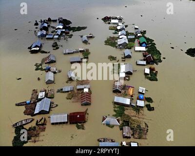 Actualités Themen der Woche KW29 Actualités Bilder des Tages 200720 -- FARIDPUR, 20 juillet 2020 Xinhua -- une photo aérienne montre des maisons touchées par les inondations à Faridpur, Bangladesh, le 19 juillet 2020. Les inondations déclenchées par de fortes pluies saisonnières et l'afflux d'eau des collines se sont aggravées à nouveau dans certaines parties du Bangladesh, y compris dans le district central de Faridpur, à quelque 101 kilomètres de la capitale Dhaka. Xinhua BANGLADESH-FARIDPUR-FLOOD PUBLICATIONxNOTxINxCHN Banque D'Images